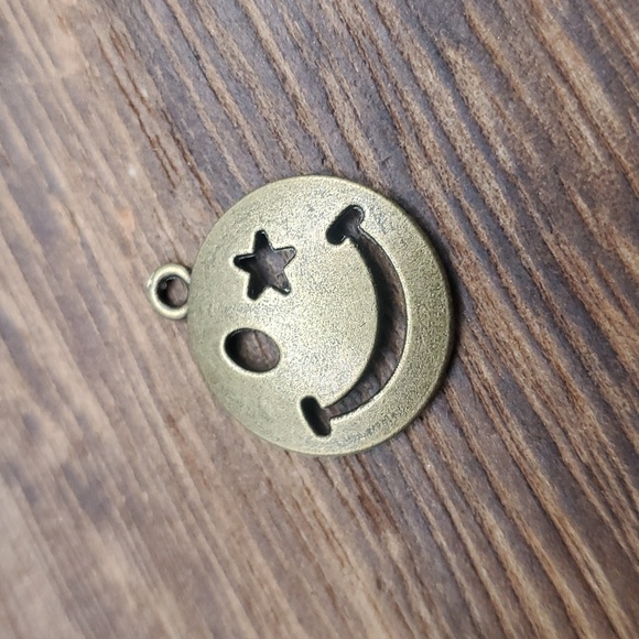 P106 grunge wink bronze smiley face punk charm pendant - Picture 1 of 2